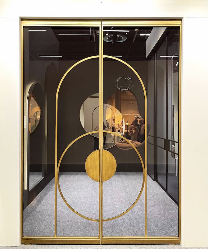 dubbele-stalen-scharnierdeur-goud-luna-handgreep-gebogen-vlakverdeling