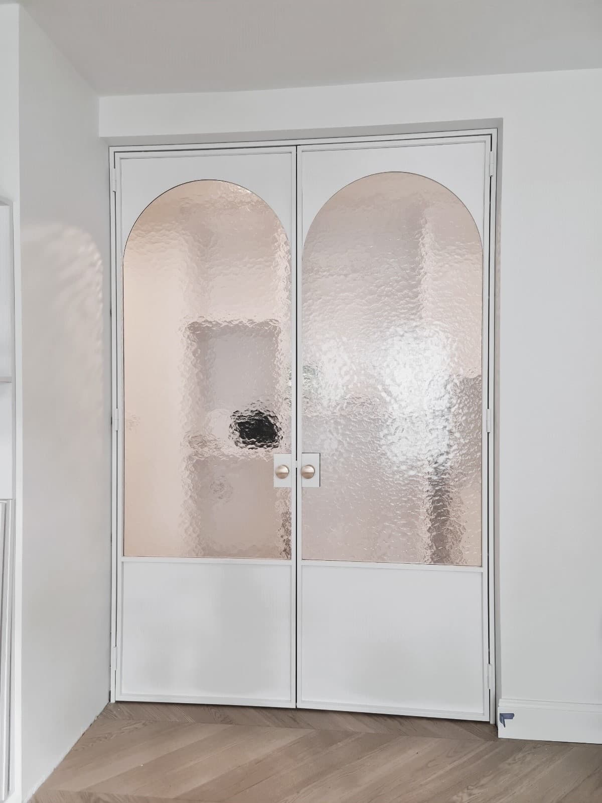 Dubbele stalen deur met witte poedercoating en gebogen paneel