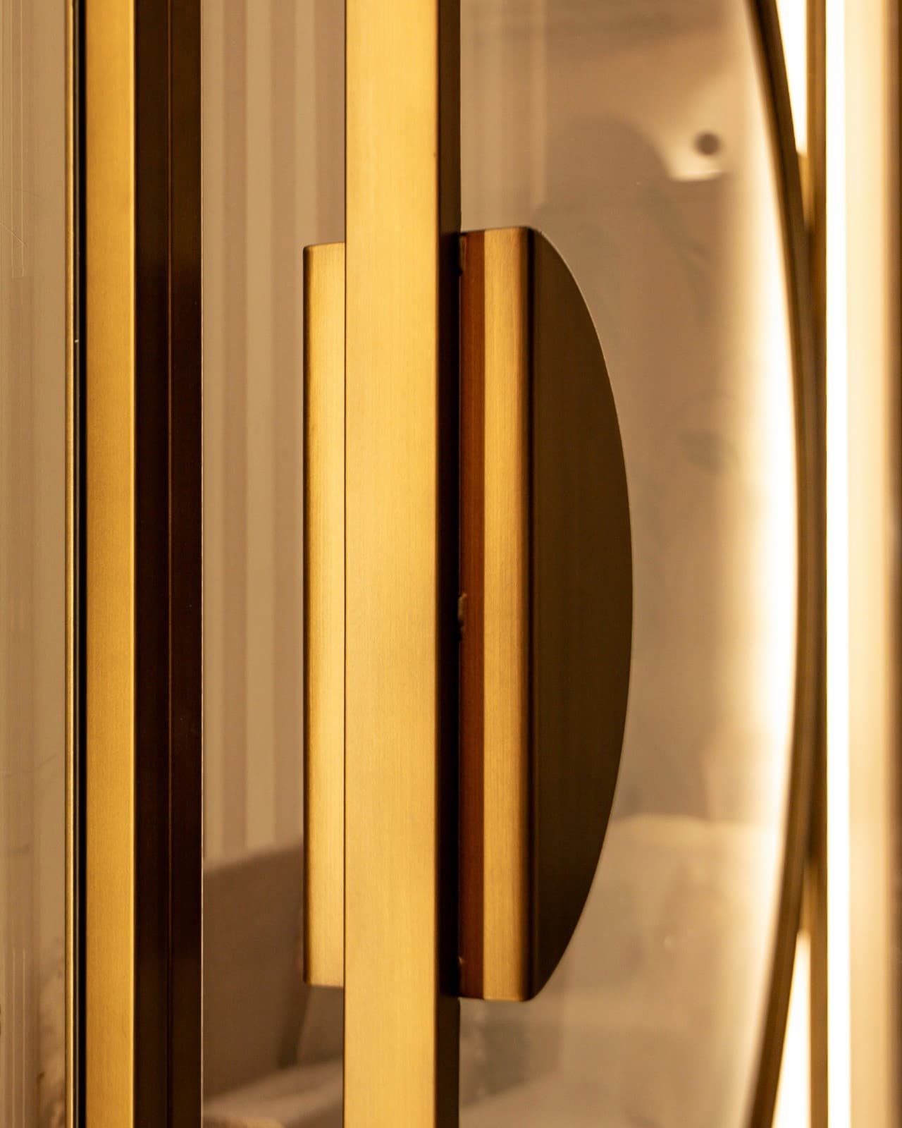 Stalen deur met gouden luna handgreep en magneetsluiting